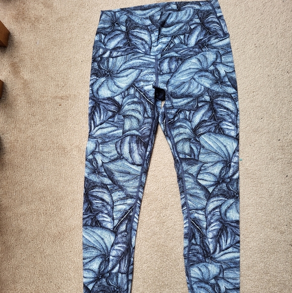 NWOT! Rare blue leaf print Lululemon wunder under Hi-rise leggings size 10! - Picture 2 of 8